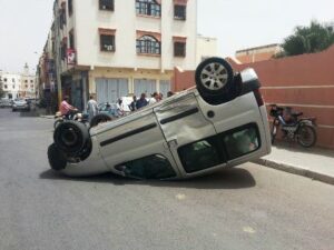 سيارة إسعاف مجنونة تنقلب في ظروف غامضة بإنزكان، وعلى متنها مريض.