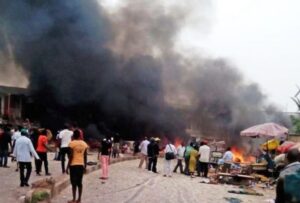 حشد غاضب يقتل ثمانية اشخاص حرقا بعد اتهام مسيحي بالاساءة للاسلام بنيجيريا