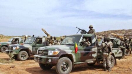 خطير:وحدات عسكرية تطلق النار لنهب ممتلكات شاحنات مغربية،وسائقون يصابون في الحادث