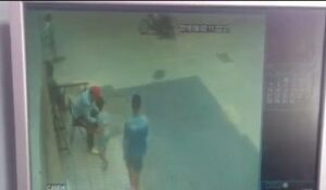 شفار يسرق هاتفا من يد رجل مع أولاده.