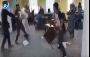 مضاربة قوية بالكراسي بين لاجئين سوريين