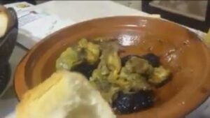 شوفو ماذا وجده مواطن في خبز