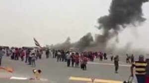 شاهد كيف هرب المسافرون لحظة  سقوط الطائرة الاماراتية بدبي