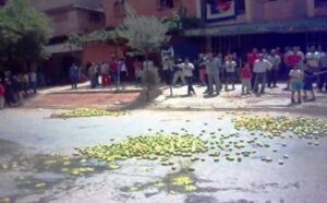 قائد يهين باعة ل: “الهندية” بعد رش سلعتهم بمادة حارقة وكريهة خاصة بقنوات الصرف الصحي، والمتضررون يقلبون عرباتهم تعبيرا عن استيائهم.