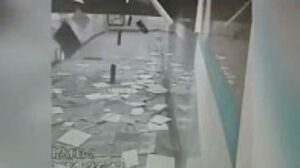 شخصان ينجوان من انهيار سقف محطة مترو