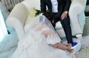 عروس تغسل قدم عريسها تشعل مواقع التواصل الاجتماعي