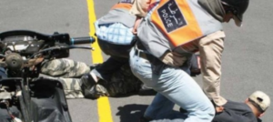 فرقة الدراجين بأكادير تطيح بعصابة إجرامية خطيرة مسلحة بالسواطير والسكاكين وتهاجم ضحاياها بالإبزار”