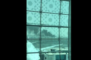 عاجل : اندلاع حريق مهول بمطار دبي بسبب حادث طائرة