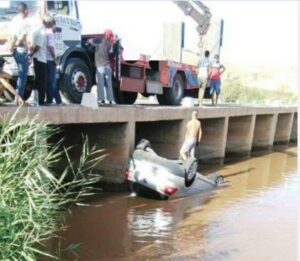 سيارة تسقط في  واد ضواحي الفقيه بن صالح و صاحبها ينجو بأعجوبة