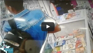 +فيديو: كاميرا ترصد لصا يقوم بسرقة هاتف محمول من محل للهواتف بتيزنيت  بطريقة “اخطف واجري”.: