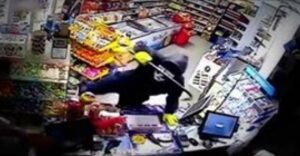 صاحب محل وابنه يلقنان لصين علقة ساخنة