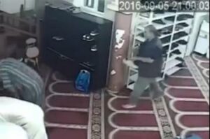 شخص يسرق مجموعة من الاحذية من مسجد مباشرة بعد صلاته