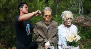 مثير بالفيديو:قرية اندونيسية تخرج موتاها من القبور كل عام