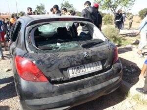 شاب “مقرقب” يعربد بالشارع ويكسر مجموعة من السيارات يوم العيد