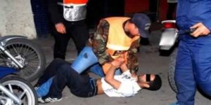 (+بالصور والفيديو)شرطي يستخدم سلاحه الوظيفي لتوقيف عصابة إجرامية خطيرة وهذه هي التفاصيل