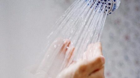 دراسة تحذر من الاستحمام اليومي