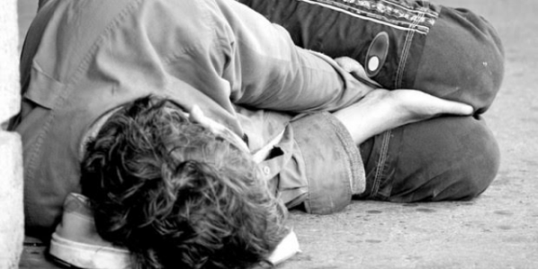 فظيع:أسرة تتخلى عن ابنها المصاب بالسرطان وترميه في الشارع بدعوى رائحته الكريهة