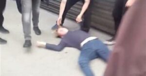 مدمن يطعن مراهقا بمقص في عنقه