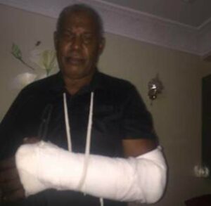 خطير:قائدة تغلق باب المقاطعة على رجل مسن وتكسر يده بعصا غليظة وإليكم التفاصيل