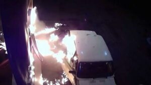 سائقان يضرمان النار بمحطة وقود بالخطأ