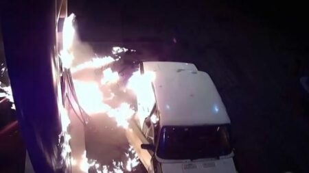 سائقان يضرمان النار بمحطة وقود بالخطأ