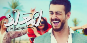 مثير بالصور:صورة لمجرد مع فتاة ب “المايو” على حافة مسبح تثير ضجة بالفايسبوك