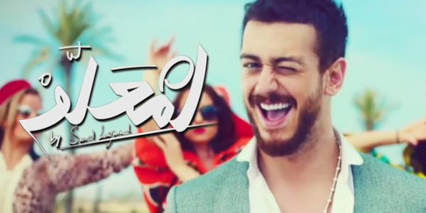 مثير بالصور:صورة لمجرد مع فتاة ب “المايو” على حافة مسبح تثير ضجة بالفايسبوك