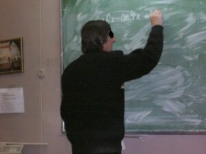 خطير:آباء وأولياء تلاميذ مؤسسة تعليمية يتهمون مدرسا بتسخير أبنائهم لجلب السجائر وتعنيفهم