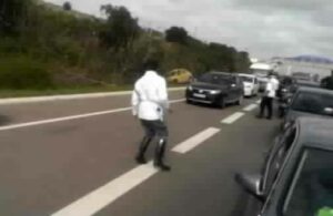 احتراق سيارة “بورش” بالطريق السيار أكادير مراكش وفرار سائقها  وزوجته من جنسية سويسرية