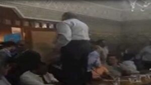 فضيحة بالفيديو:الاستقلالي أومولود ” يُعرْبد” فوق طاولة رسمية ويقوض الجهود المبذولة قد تجر المنطقة لغليان غير مسبوق