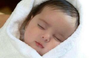 سرقة مولودة من حضن والداتها بالمستشفى و باقة ورد قد تقود الشرطة العلمية إلى مرتكبي هذا الفعل الإجرامي