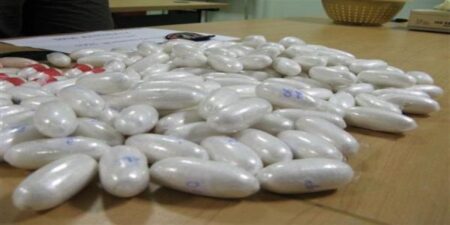 أمن المطار يوقف 3 نيجيريين حاولوا تهريب الكوكايين عبر أمعائهم أمن المطار يوقف 3 نيجيريين حاولوا تهريب الكوكايين عبر أمعائهم