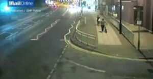 شاب يحاول خطف فتاة تحت تهديد السلاح