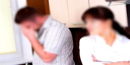 (+فيديو مثير)زوج يضبط زوجته مع صديقه في غرفة نومه وهذا ماذا فعل العشيق
