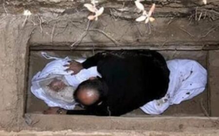 مثير:العثور على جثة شاب دفن قبل يومين يستنفر الأجهزة الأمنية
