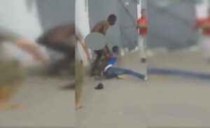 شاهد ماذا فعل مواطنون بمهاجر إفريقي خرج “عريان”