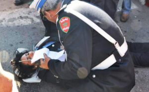 شاب يحاول ذبح شرطية مرور والمارة يصرخون وإليكم التفاصيل