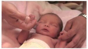 سابقة:ولادة أول طفل في العالم من رجل وامرأتين