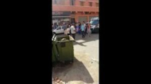 صادم بالفيديو:فتيات يعربدن على الأمن وأخرى تخلع ملابسها بالكامل وتركض في اتجاه سيارة رجال الشرطة وهذا ما وقع