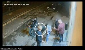 رجل يعتدي بوحشية على آخر أمام ملهى ليلي