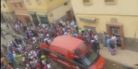 تفاصيل مقطع فيديو الذي ظهر فيه مسن يشرمل عاهرتين داخل بيت معد للدعارة تفاصيل مقطع فيديو الذي ظهر فيه مسن يشرمل عاهرتين داخل بيت معد للدعارة