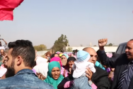 بالفيديو:هكذا احتفلت عائلة الرضيعة بعقيقة الطفلة المختطفة بعد استرجاعها