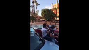 +فيديو :شاهد محمد السادس يحترم علامة “قف” بسيارته المكشوفة في مراكش