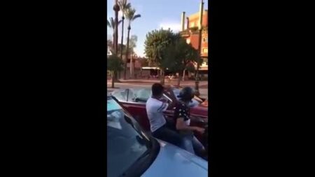 +فيديو :شاهد محمد السادس يحترم علامة "قف" بسيارته المكشوفة في مراكش