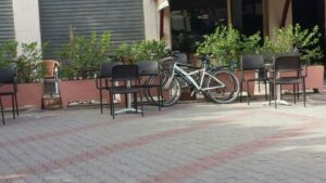 مقهى يكتسح ساحة عمومية بكراسيه أياما بعد تأهيلها بأيت ملول