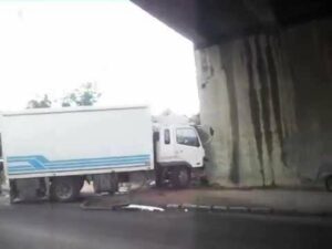 مختل عقليا يسرق شاحنة من اولاد تايمة ويدخل أكادير سالما غانما قبل أن يرتكب حادثتي سير بوسط المدينة