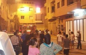 بالصور:مختل عقلي يضرم النار في منزل والديه ويتوعد الجيران وإليكم التفاصيل