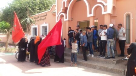 بالصور والفيديو:مسيرة نسويه نحو مقر جماعة سيدي بيبي للمطالبة بالكهرباء