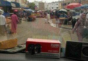 بالصور:العشرات من العربات اليدوية تجتاح شوارع بنسركاو والسلطات تتخذ الحياد السلبي