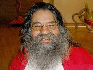 المسرحي عبد القادر عبابو يعاني المرض في صمت بمنزله بأكادير